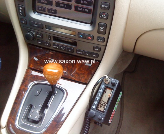 Cb radio zamontowane w Jaguarze .